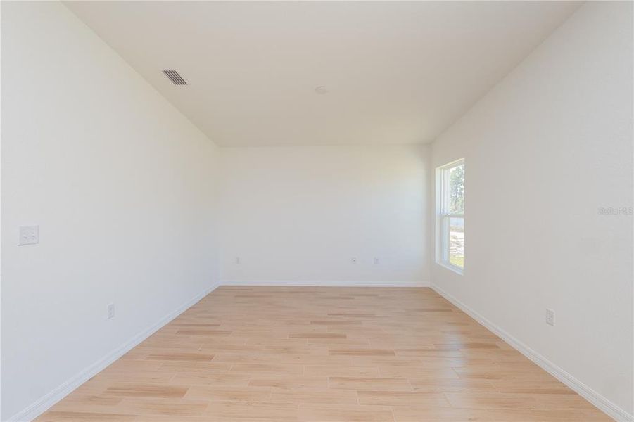 Spacious, unfurnished interior of a new home in , Sebring (Image 8).