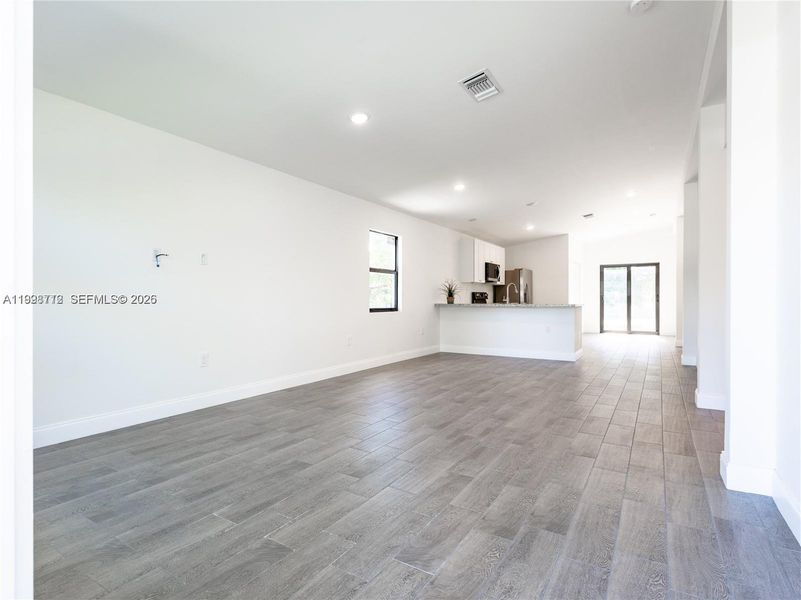 Spacious, unfurnished interior of a new home in , Pompano Beach (Image 24).