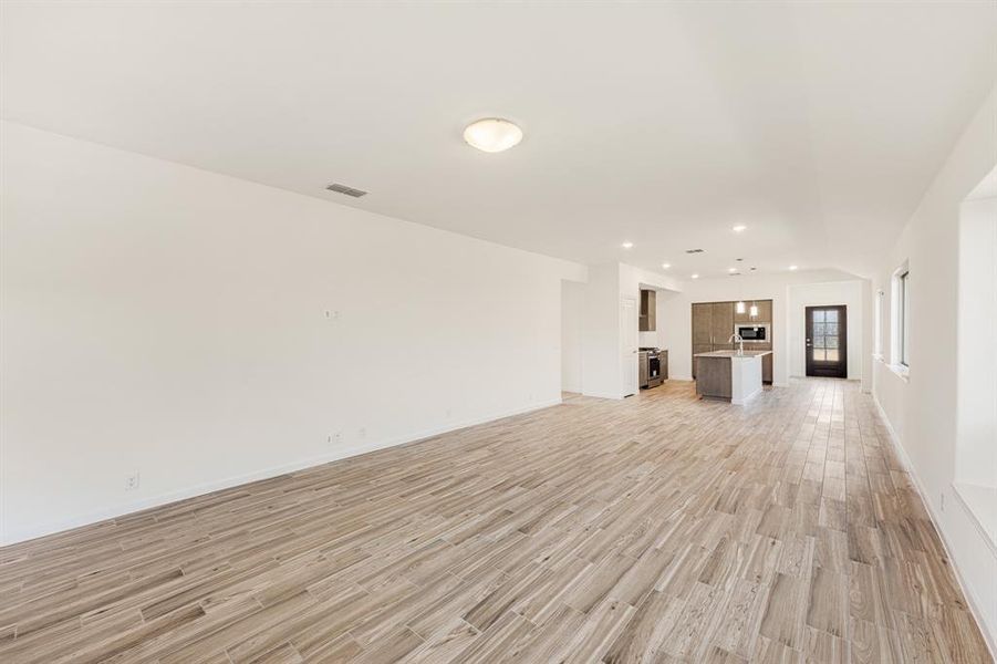 Spacious, unfurnished interior of a new home in Bear Creek Elements, Lavon (Image 32).