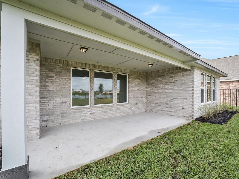 Exterior details and patio area of a home in Sierra Vista, Rosharon (Image 4).
