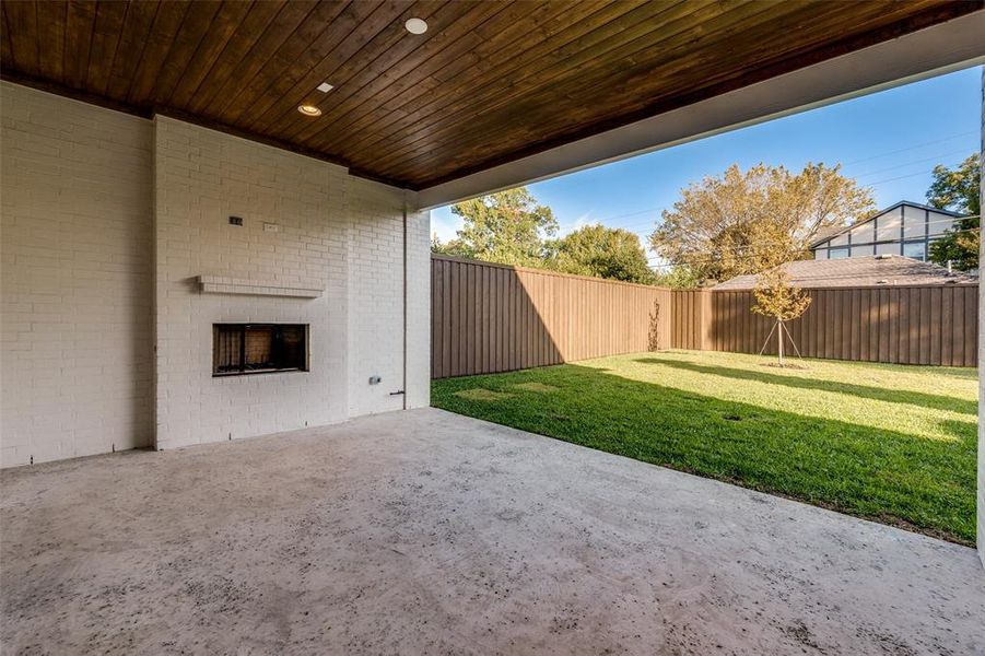 Exterior details and patio area of a home in , Dallas (Image 4).