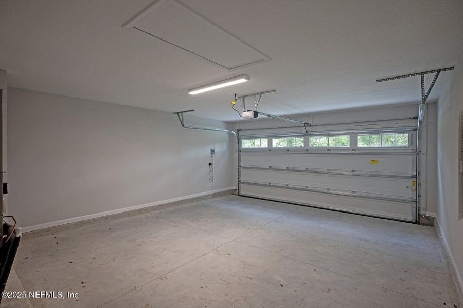 Spacious, unfurnished interior of a new home in , Jacksonville (Image 18).