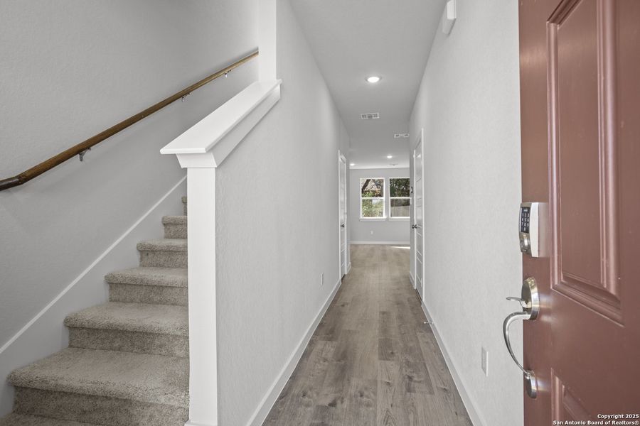 Spacious, unfurnished interior of a new home in Rosemont Hill, San Antonio (Image 16).