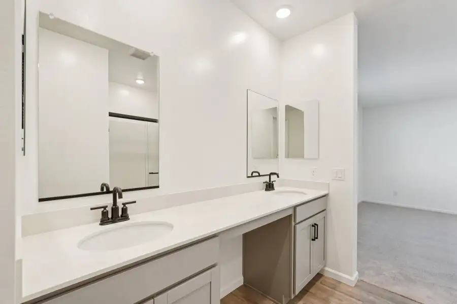 Primary bath. Finishes and options may vary.
