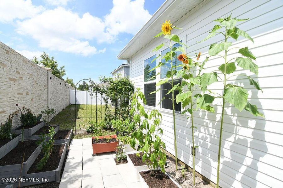Exterior details and patio area of a home in Forest Crest, Jacksonville (Image 22).