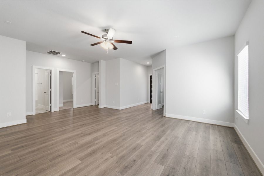 Spacious, unfurnished interior of a new home in Bay Creek, Baytown (Image 44).