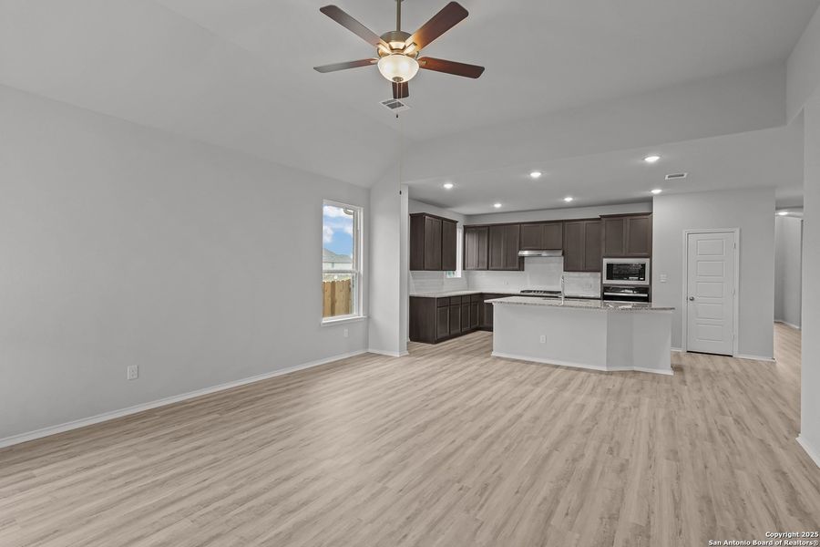 Spacious, unfurnished interior of a new home in Sunflower Ridge, New Braunfels (Image 28).