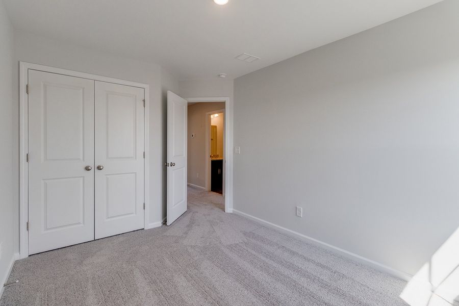 Spacious, unfurnished interior of a new home in Astoria, Columbia (Image 27).