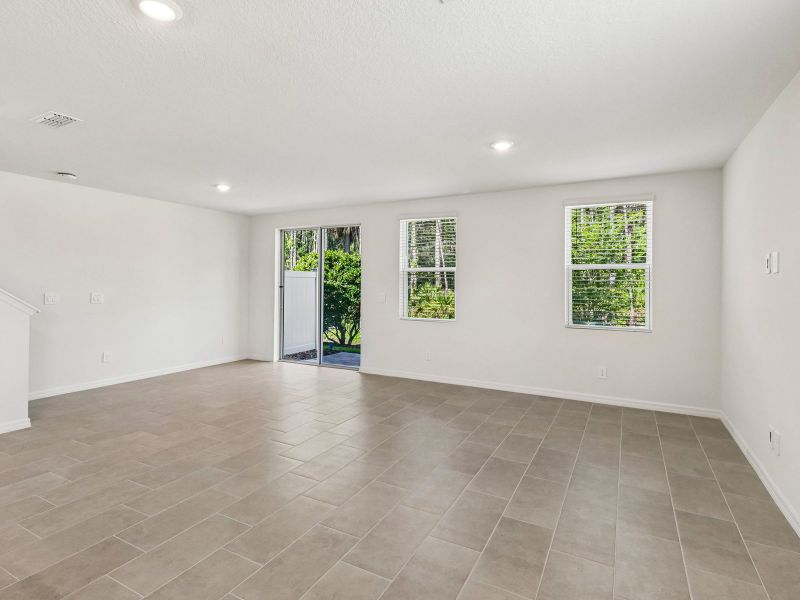 Spacious, unfurnished interior of a new home in Bradford Park, Ormond Beach (Image 8).
