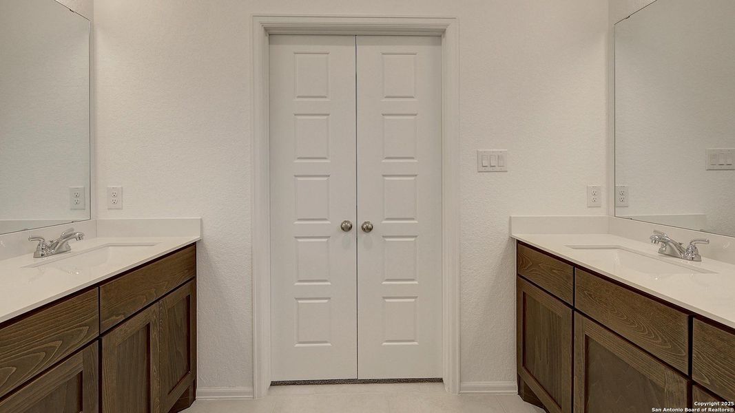 Furnished interior view inside a new home in Ladera 40', San Antonio (Image 10).