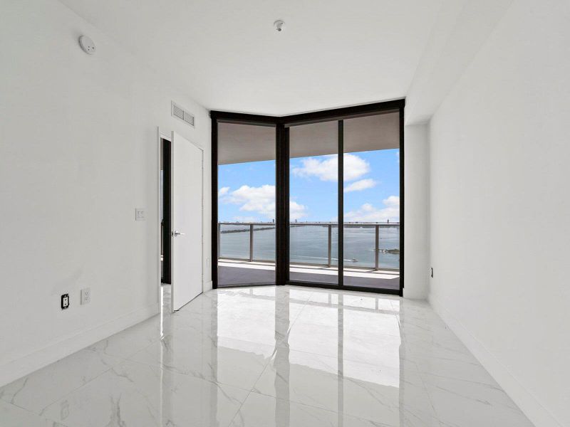 Spacious, unfurnished interior of a new home in Aria Reserve, Miami (Image 29). Spacious, unfurnished interior of a new home in Aria Reserve, Miami (Image 29).