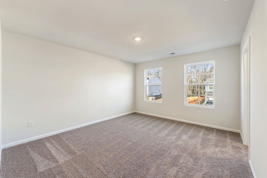 Spacious, unfurnished interior of a new home in Richmond Hill, Inman (Image 27).