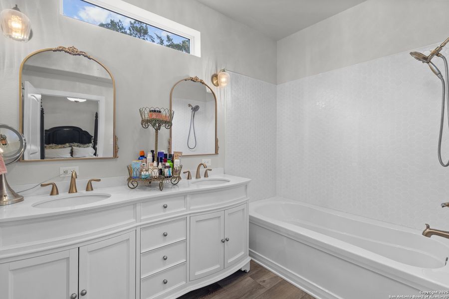 Furnished interior view inside a new home in , Bandera (Image 44).