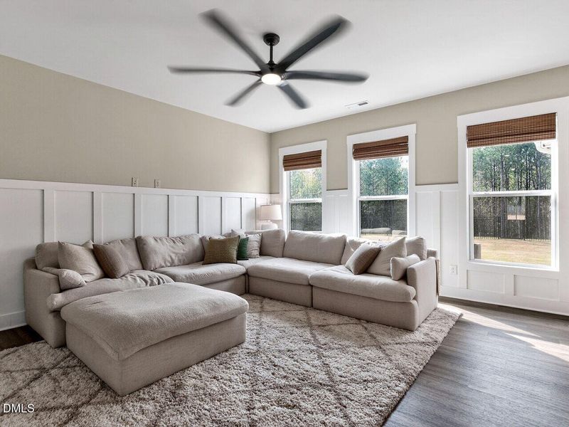 007-1280x960-family-room