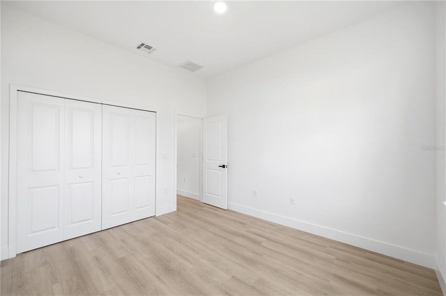 Spacious, unfurnished interior of a new home in , Ocala (Image 27).