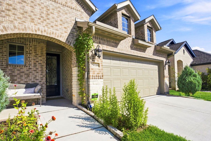 Exterior details and patio area of a home in Sienna 40', Missouri City (Image 29).