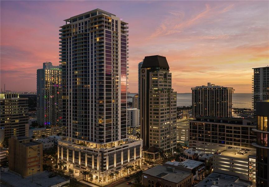 Condo located in St. Petersburg, FL showcasing its design and architecture (Image 7).