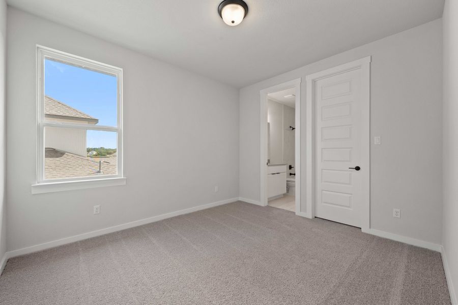 Spacious, unfurnished interior of a new home in Wolf Ranch, Georgetown (Image 49).