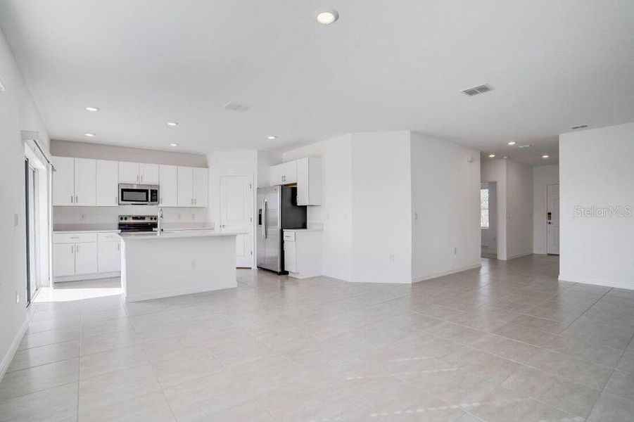 Spacious, unfurnished interior of a new home in Scenic Terrace, Lake Hamilton (Image 15).