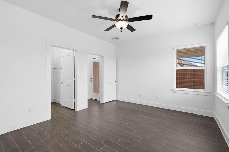 Spacious, unfurnished interior of a new home in Meridiana, Manvel (Image 25).