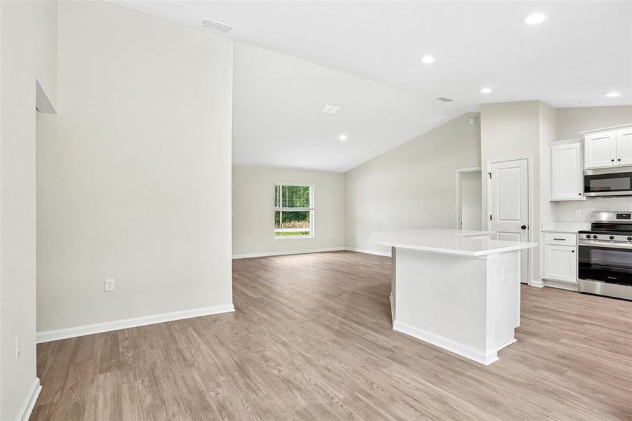 Spacious, unfurnished interior of a new home in , Ocala (Image 30).
