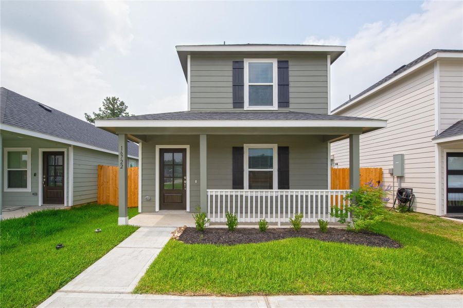 Exterior details and patio area of a home in Marie Village, Conroe (Image 12).