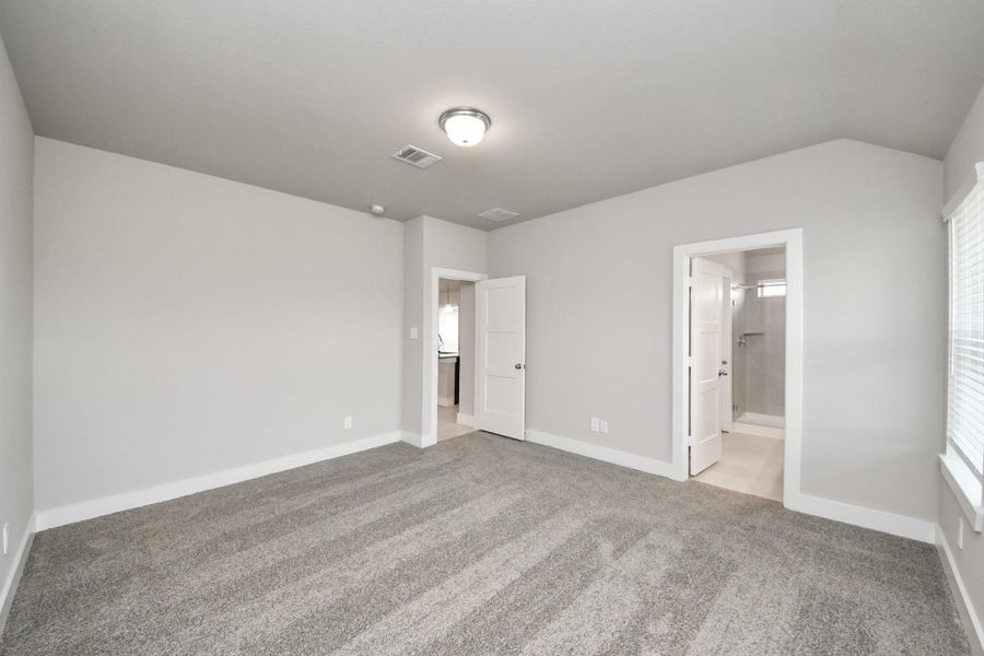 Spacious, unfurnished interior of a new home in , Tomball (Image 34).