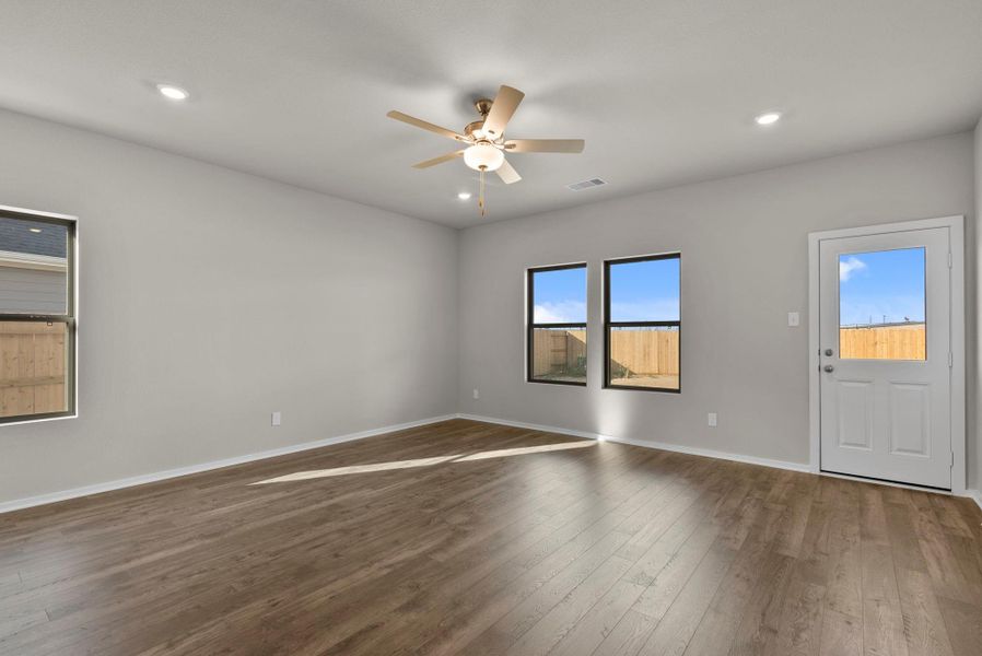 Spacious, unfurnished interior of a new home in Laurel Landing, Alvin (Image 16).