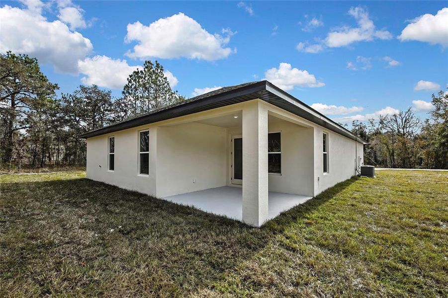 Exterior details and patio area of a home in , Weeki Wachee (Image 4).