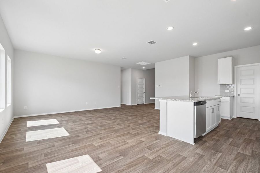 Spacious, unfurnished interior of a new home in Cloverleaf, Austin (Image 13).