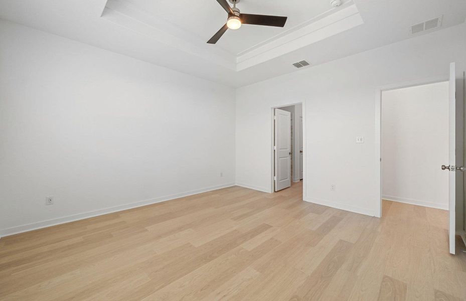 Spacious, unfurnished interior of a new home in Sunfield, Buda (Image 13).