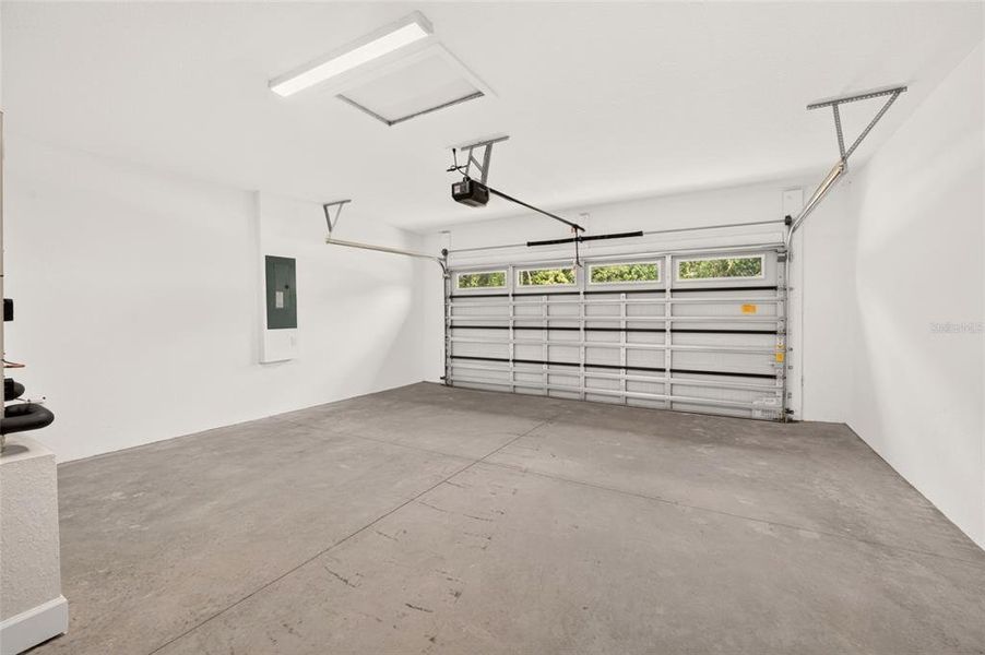 Spacious, unfurnished interior of a new home in , Ocala (Image 23).