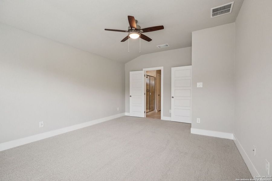 Spacious, unfurnished interior of a new home in Comanche Ridge, San Antonio (Image 19).