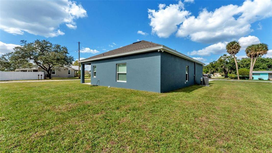 Exterior details and patio area of a home in , Winter Haven (Image 15).