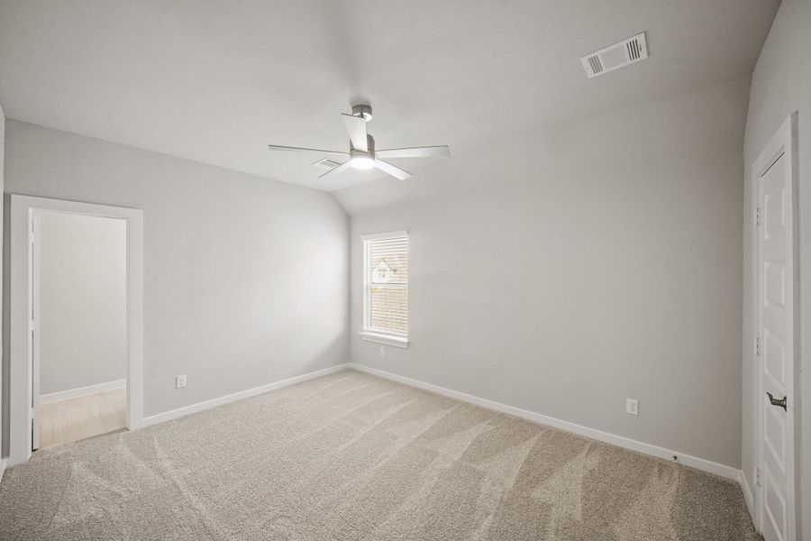 Spacious, unfurnished interior of a new home in Morton Creek Ranch, Katy (Image 9).