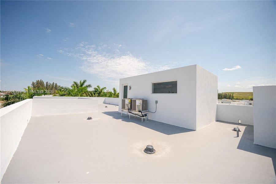 Exterior details and patio area of a home in , Doral (Image 34).