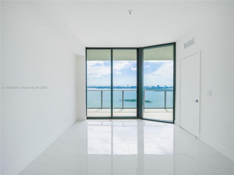 Spacious, unfurnished interior of a new home in Aria Reserve, Miami (Image 13).
