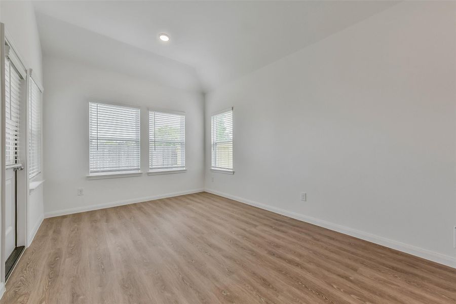 Spacious, unfurnished interior of a new home in King Oaks Village, Baytown (Image 14).