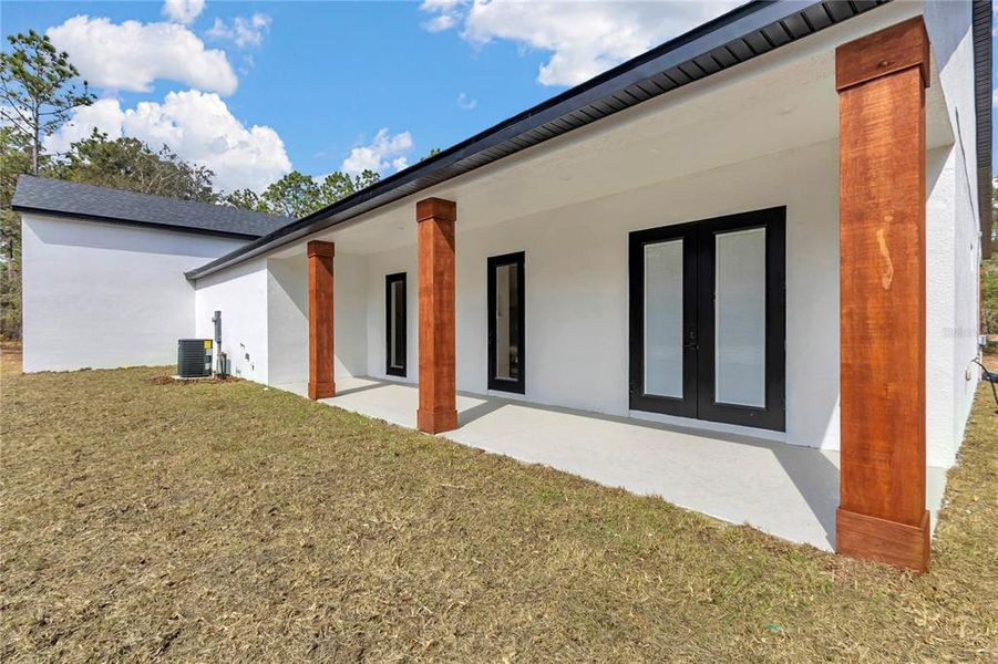 Exterior details and patio area of a home in , Dunnellon (Image 28).