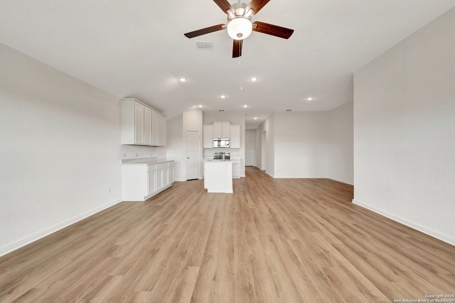 Spacious, unfurnished interior of a new home in Greenspoint Heights, Seguin (Image 32).