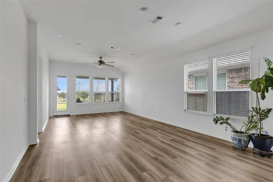 Spacious, unfurnished interior of a new home in , Tomball (Image 35). Spacious, unfurnished interior of a new home in , Tomball (Image 35).