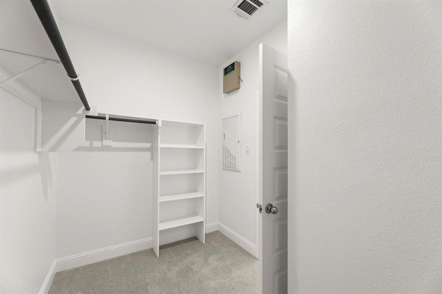 21_22. 510 Front Davis - Closet