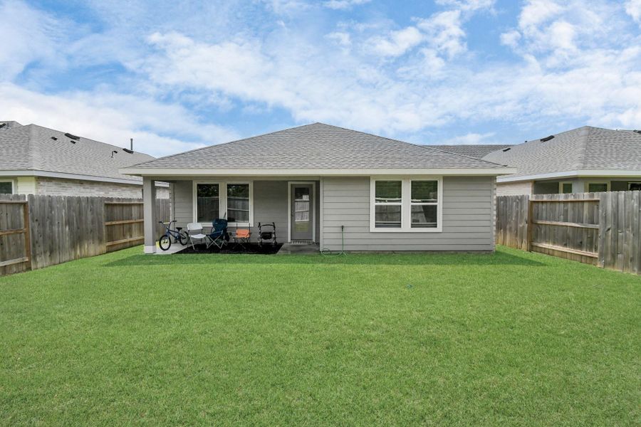 Exterior details and patio area of a home in Post Oak Pointe, Fresno (Image 19).