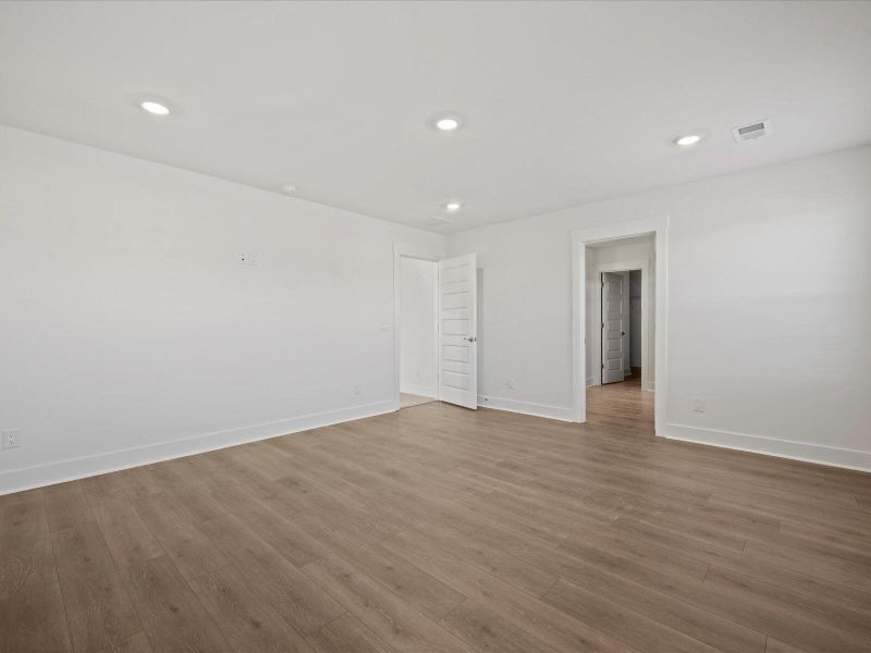 Spacious, unfurnished interior of a new home in The Coves at Lakes of Cane Bay, Summerville (Image 23).