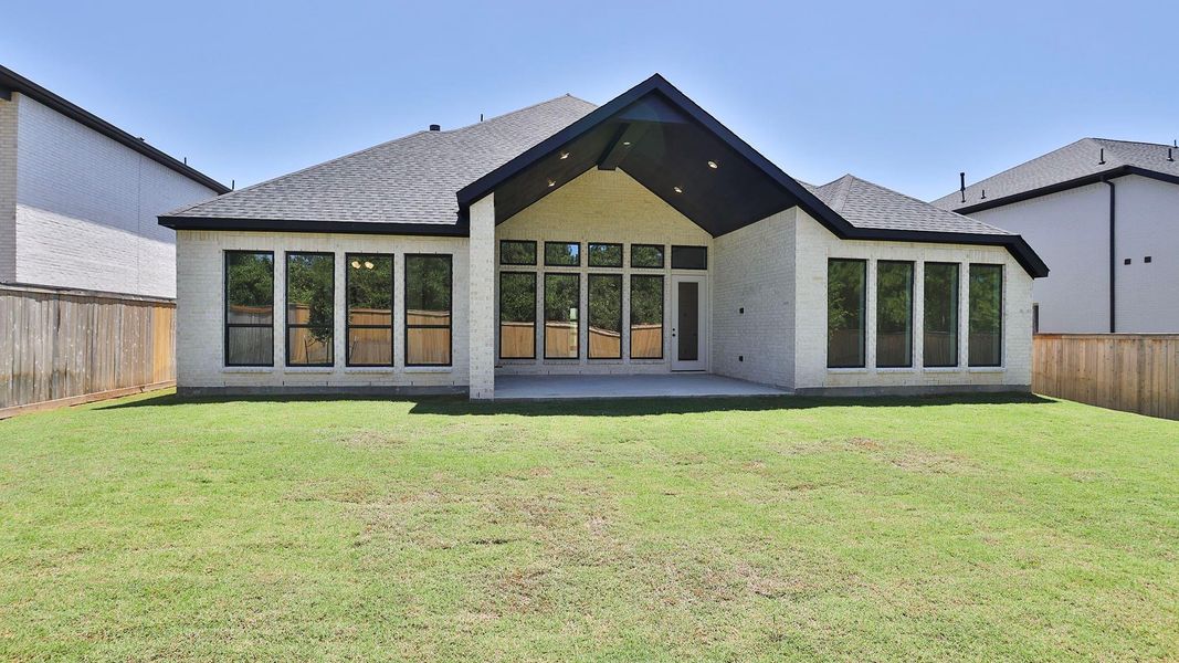 Exterior details and patio area of a home in Kresston, Montgomery (Image 3).