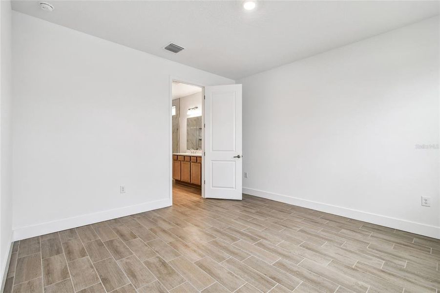 Spacious, unfurnished interior of a new home in Chapel Crossings, Wesley Chapel (Image 35).