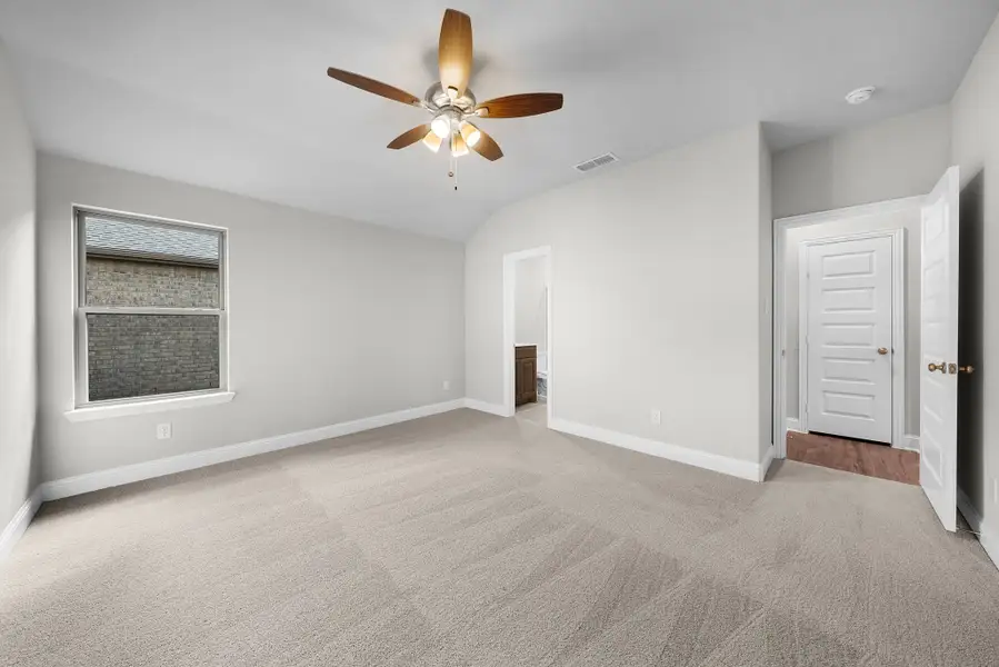 Spacious, unfurnished interior of a new home in Stonecreek, Sulphur Springs (Image 26).