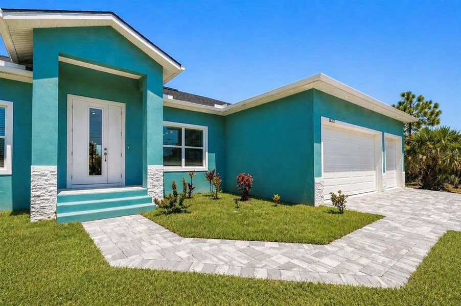 Exterior details and patio area of a home in , Port Charlotte (Image 3).
