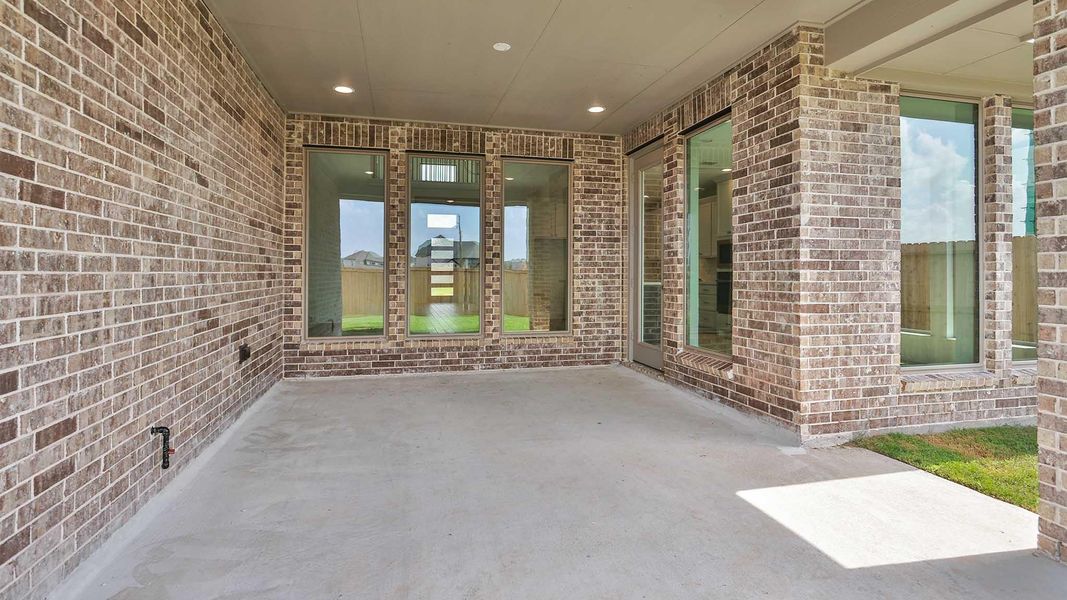 Exterior details and patio area of a home in Candela, Richmond (Image 3).