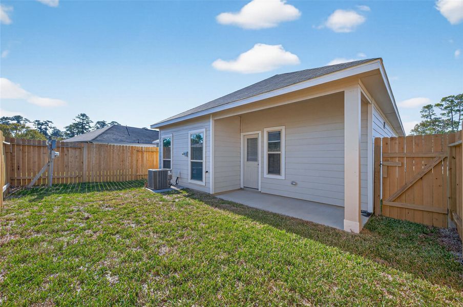 Exterior details and patio area of a home in Woodland Lakes, Huffman (Image 27).
